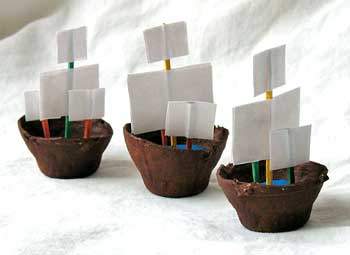 Columbus Day homeschooling crafts — Egg Carton Ships